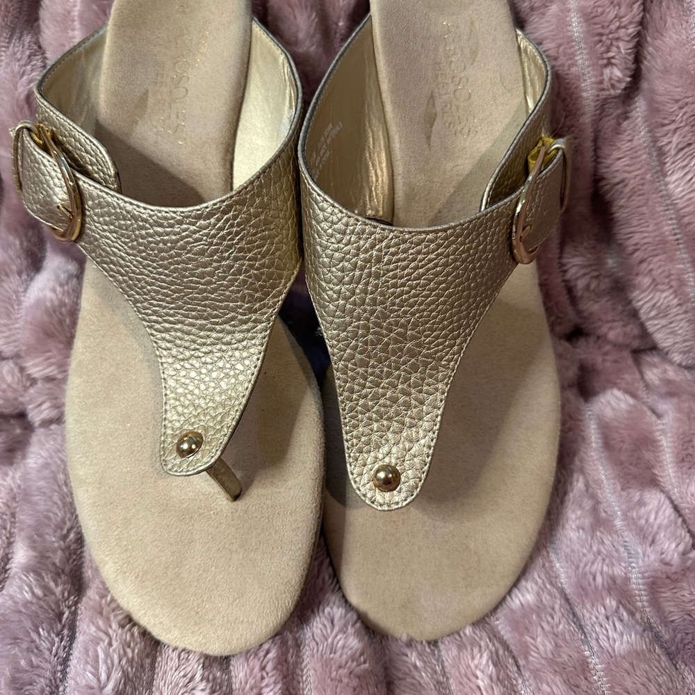 AEROSOLES Gold Textured Sandals